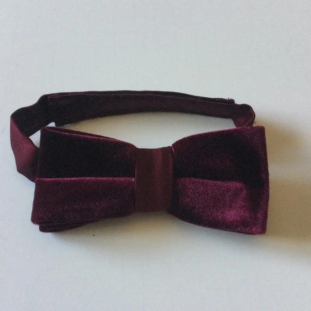 NORDSTROM FAMILY MOMENTS BOYS VELVET PRE-TIED BOW TIE BURGUNDY OS ADJUSTABLE NWO